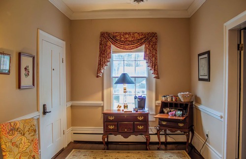 Clinton Apartment | The Magnolia Room - Private Studio w/Ensuite Bath in Historic Downtown Home