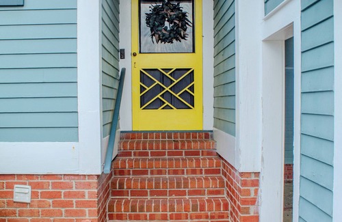 Clinton Apartment | The Magnolia Room - Private Studio w/Ensuite Bath in Historic Downtown Home