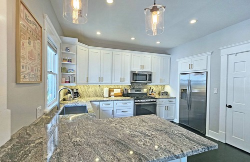 East Side House | The Manhattan, 3BR/2Bath, Spacious Craftsman in Grant Park/ATL, Screened Porched
