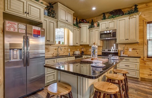 Gatlinburg Cabin | The MANOR AT BURG HILL - Brand New 4 Bed near the strip!
