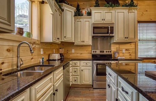 Gatlinburg Cabin | The MANOR AT BURG HILL - Brand New 4 Bed near the strip!