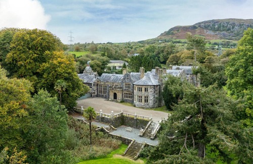 Penmorfa Apartment | The Manor Criccieth - Three Bedroom House, Sleeps 18