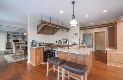 West Dover House | The Manor-Stunning Modern Farmhouse with Hot Tub