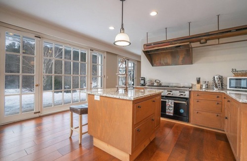 West Dover House | The Manor-Stunning Modern Farmhouse with Hot Tub
