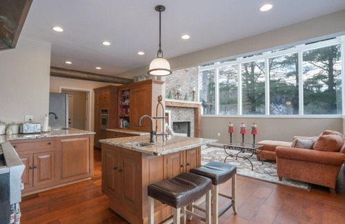 West Dover House | The Manor-Stunning Modern Farmhouse with Hot Tub
