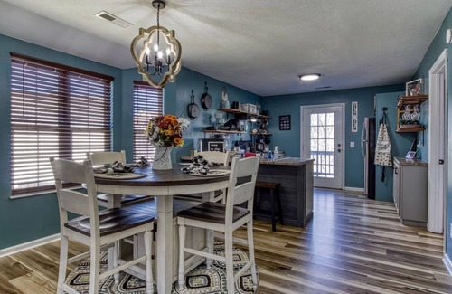 Pigeon Forge Ski Chalet | The Mason Jar, Hot Tub,WIFI, $685 In tickets each paid day!