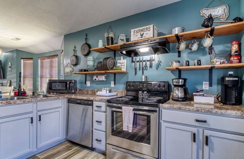 Pigeon Forge Ski Chalet | The Mason Jar, Hot Tub,WIFI, $685 In tickets each paid day!