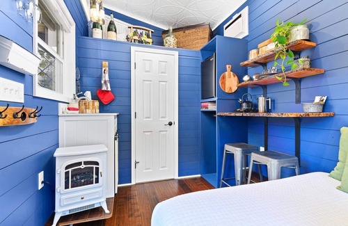 Kerns Hotel | The Merlot - Custom Tiny Home w/Vineyard Vibe
