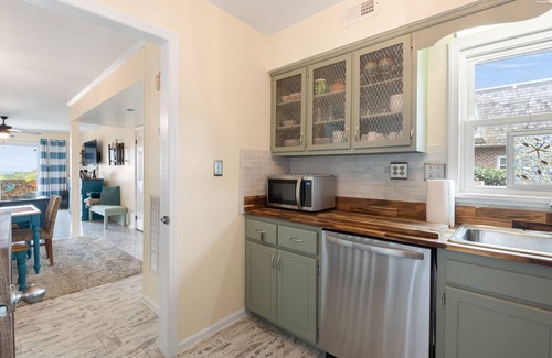 Nags Head House | The Mermaid Lounge: Sound View & Pool Access