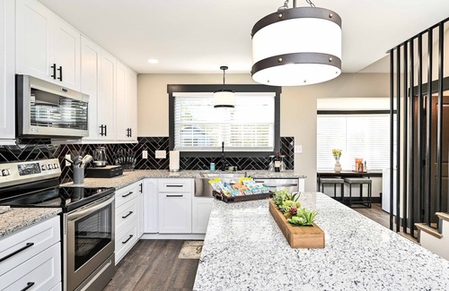 Sans Souci House | The Mid-Mod 3 Miles to Downtown /Furman!