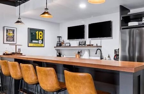 Butchertown House | The "Mint Julep" - Putting Green INCLUDED