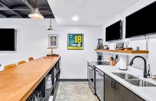 Butchertown House | The "Mint Julep" - Putting Green INCLUDED