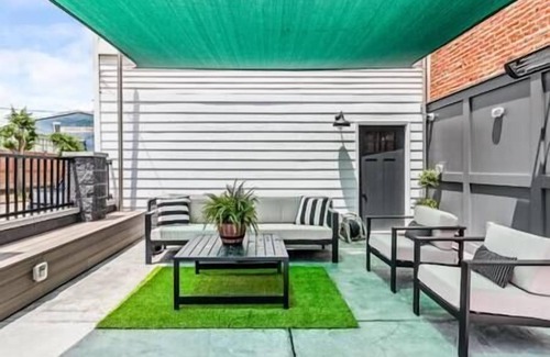 Butchertown House | The "Mint Julep" - Putting Green INCLUDED