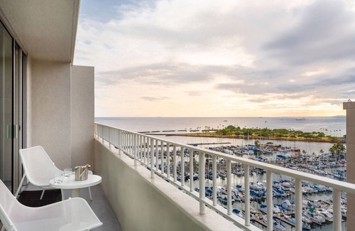 Waikiki Resort | The Modern Honolulu-1 BEDROOM OCEANFRONT KING PREMIER SUITE BALCONY