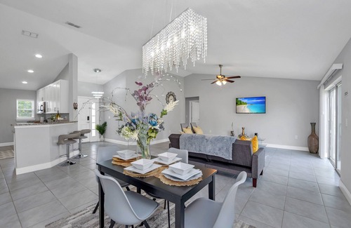 Poinciana House | THE MODERN OASIS - SPACIOUS 4 BDRM VACATION HOME. MINS. FROM DISNEY.