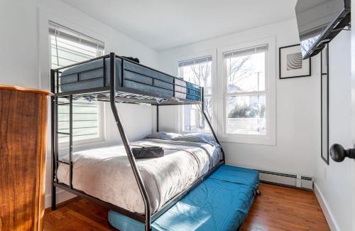 Constable Hook Apartment | The Modern Retreat 4BR 2BA Near NYC and Airport