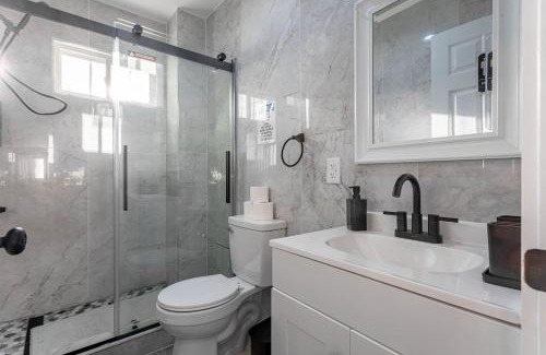 Constable Hook Apartment | The Modern Retreat 4BR 2BA Near NYC and Airport