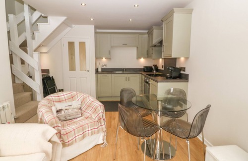 Borth-y-Gest Cottage | THE MOORINGS, romantic, character holiday cottage in Porthmadog