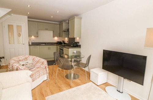 Borth-y-Gest Cottage | THE MOORINGS, romantic, character holiday cottage in Porthmadog