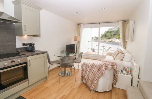 Borth-y-Gest Cottage | THE MOORINGS, romantic, character holiday cottage in Porthmadog