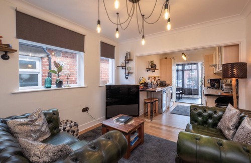 Cowes House | The Nautilus -Cowes IOW- 2 bedroom bungalow/garden