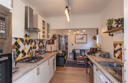 Cowes House | The Nautilus -Cowes IOW- 2 bedroom bungalow/garden