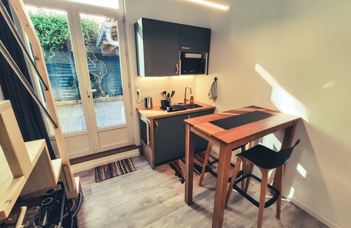 Gares Apartment | The nest. Cozy studio with air-conditioning and patio, central, 2 steps from the station, very quiet.