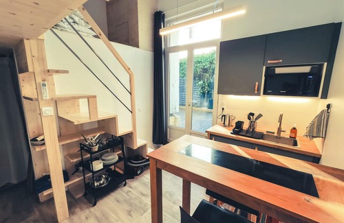 Gares Apartment | The nest. Cozy studio with air-conditioning and patio, central, 2 steps from the station, very quiet.