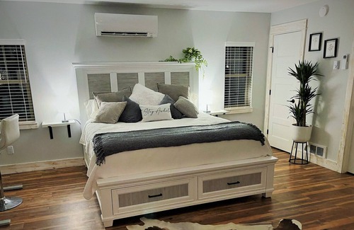 Montana City Apartment | "THE NEST" Quiet Lovely Studio with Amazing Views!