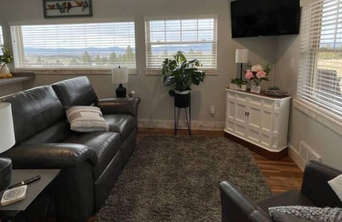 Montana City Apartment | "THE NEST" Quiet Lovely Studio with Amazing Views!