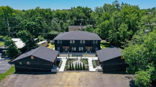 Hillsboro West End Apartment | The Nomad: 4 1BRs 2 Studios 24-Guest Retreat