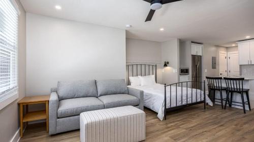 Hillsboro West End Apartment | The Nomad: 4 1BRs 2 Studios 24-Guest Retreat