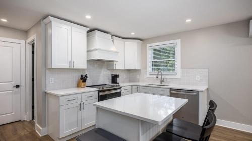 Hillsboro West End Apartment | The Nomad: 4 1BRs 2 Studios 24-Guest Retreat