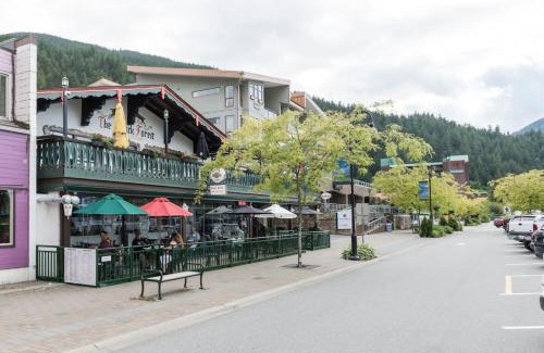 Harrison Hot Springs House | The Nook, Top Floor Suite with Lake and Mtn View