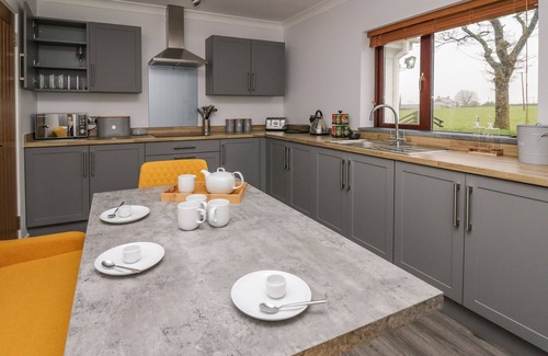 Saint Clears Cottage | THE OAKS, pet friendly, with a garden in St Clears