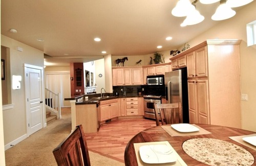 Southern Crossing Condo | The Oasis at Old Mill~ 3 Bedroom~ above river, Old Mill & Hayden Amphitheater