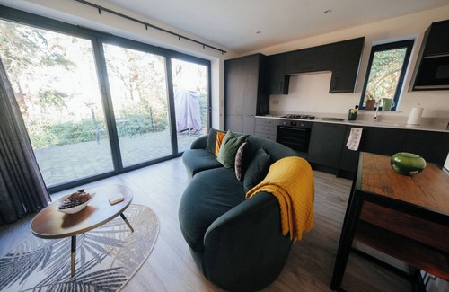 Dorking Cottage | THE OBSERVATORY ANNEXE, pet friendly, with a garden in Dorking