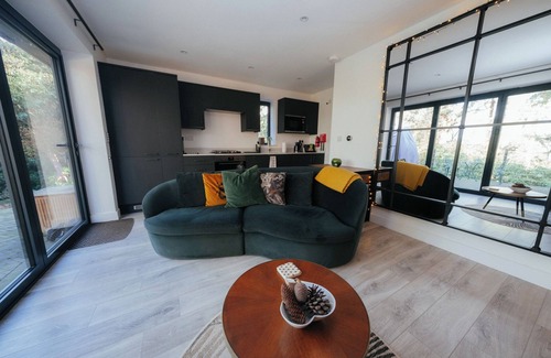 Dorking Cottage | THE OBSERVATORY ANNEXE, pet friendly, with a garden in Dorking