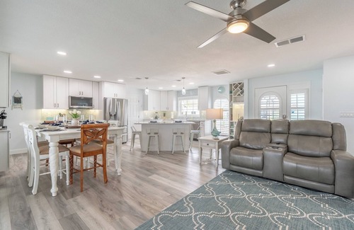 Yacht Club Villa | The Ocean Breeze - Cape Coral - A boaters dream, only minutes to the river!