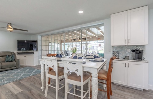 Yacht Club Villa | The Ocean Breeze - Cape Coral - A boaters dream, only minutes to the river!