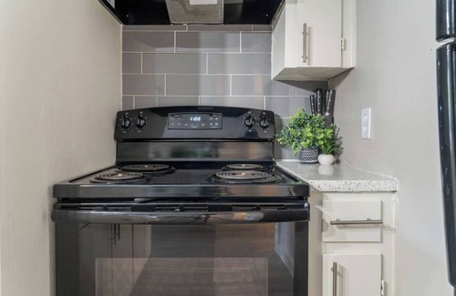 Allandale Apartment | The Ochre | Stylish Social Studio | Sleeps 5
