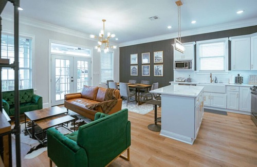 Dixon House | The "Old Fashioned" Luxe Cottage