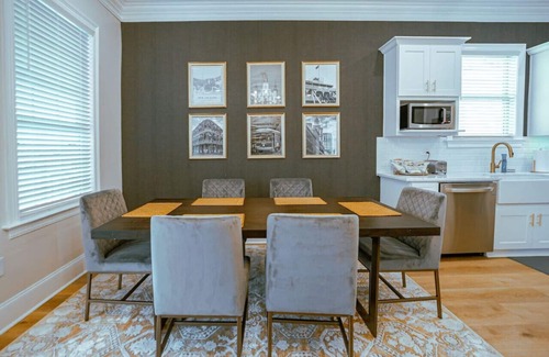 Dixon House | The "Old Fashioned" Luxe Cottage