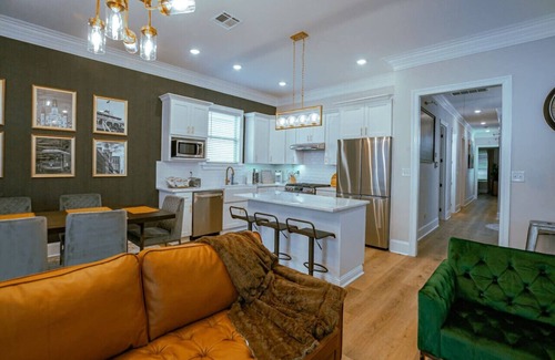 Dixon House | The "Old Fashioned" Luxe Cottage