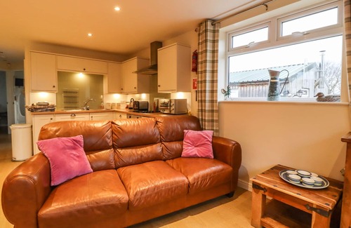 Ingrow Cottage | THE OLD HEN SHED, pet friendly, with hot tub in Haworth