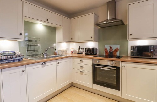 Ingrow Cottage | THE OLD HEN SHED, pet friendly, with hot tub in Haworth