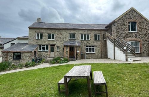 Jacobstow House | THE OLD RECTORY ROSE COTTAGE in Jacobstow 10 mins to Widemouth bay and Crackington Haven,Nearby Bude,Tintagel,Port Issac,Clovelly,PARKING FOR LARGE AND MULTIPLE VEHICLES