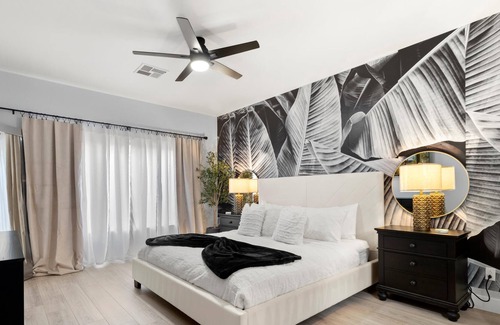 Paradise Valley Village House | The Olive House on the mountain with Noon checkout and low cleaning fee!n