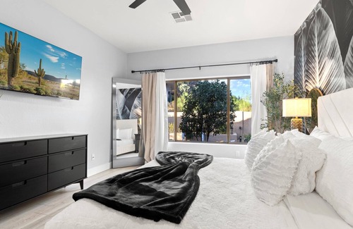 Paradise Valley Village House | The Olive House on the mountain with Noon checkout and low cleaning fee!n