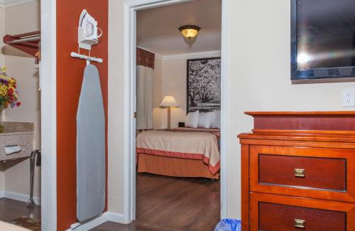 Ukiah Hotel | The Orchard Hotel-Wine Country- Free Breakfast, Pool, Hot Tub